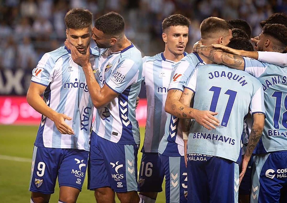 Imagen secundaria 1 - Chupete steals the show as Malaga CF crush unbeaten leaders