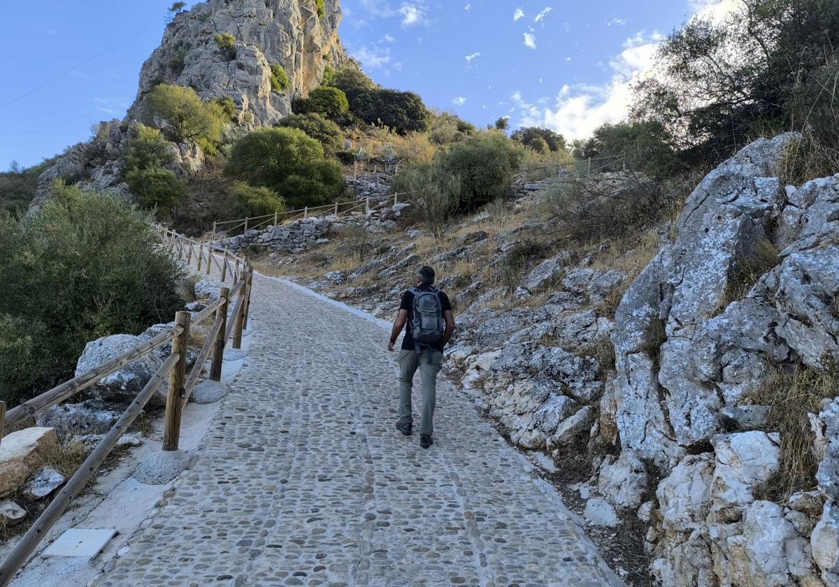 This trail is straightforward and has many sights and places of interest to enjoy along the way.