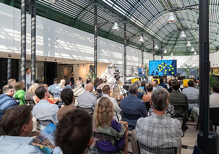 The presentation attracted potential investors, as well as representatives from professional firms and companies interested in expanding their international investments.