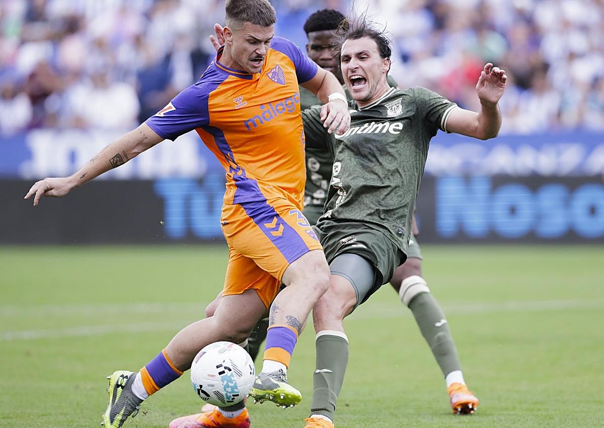 Imagen secundaria 1 - Relegation fears reignited as missed chances cost Malaga CF dear away at Leganés