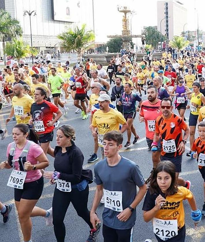 Imagen secundaria 2 - Almost 9,000 runners take part in Malaga city's 10km Carrera Urbana