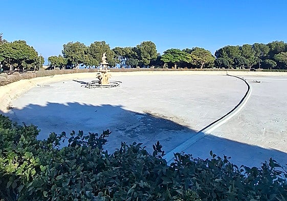 The empty lake in Parque de la Batería.