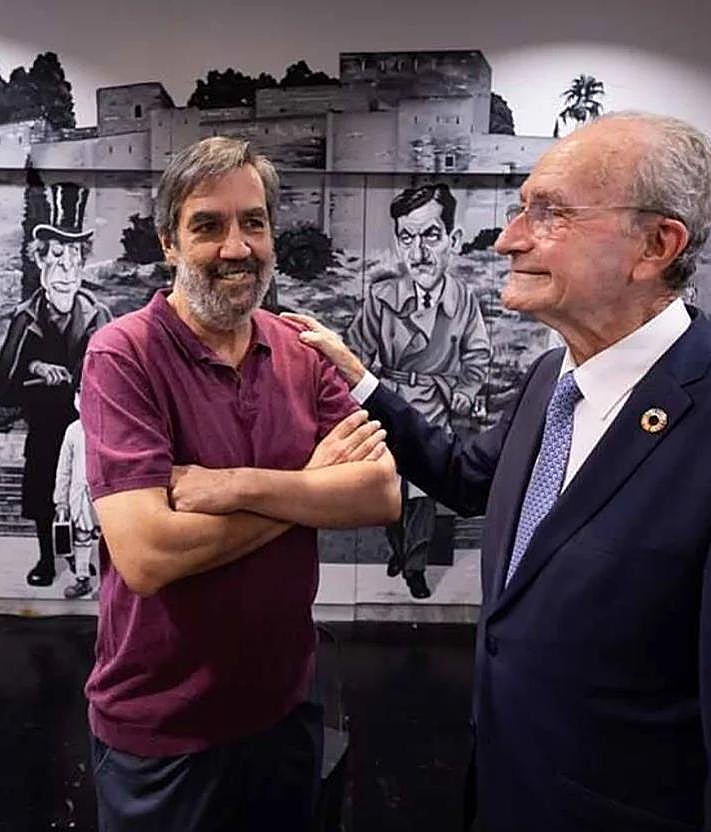 Imagen secundaria 2 - Malaga artist completes huge mural at city cinema, a journey through the history of Spanish film in 35 movies