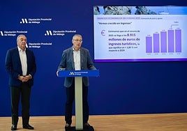 Antonio Díaz and Francisco Salado present the summer tourism review.