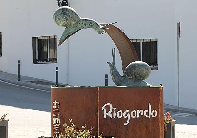 The snail is one of the emblems of Riogordo, the town where this journey begins.