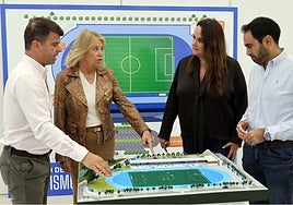 Mayor Ángeles Muñoz pointing at the project's model.