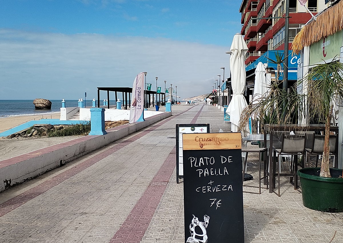 Imagen secundaria 1 - On the promenade.