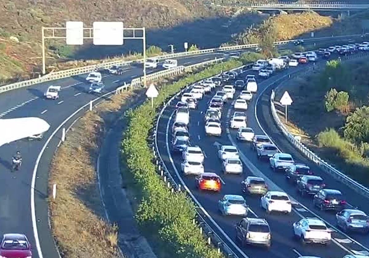 Lorry breakdown causes 13-kilometre traffic jam on A-7 motorway, starting from La Cala del Moral
