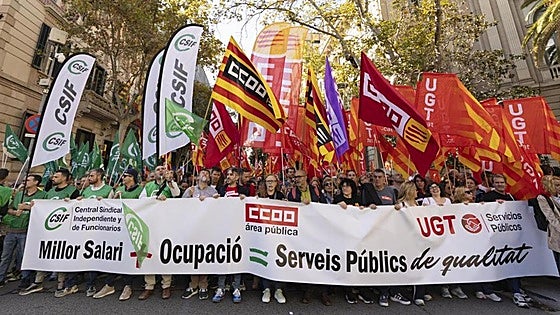 Spanish government will sit down to negotiate civil servants' pay rise following 'massive' demonstration