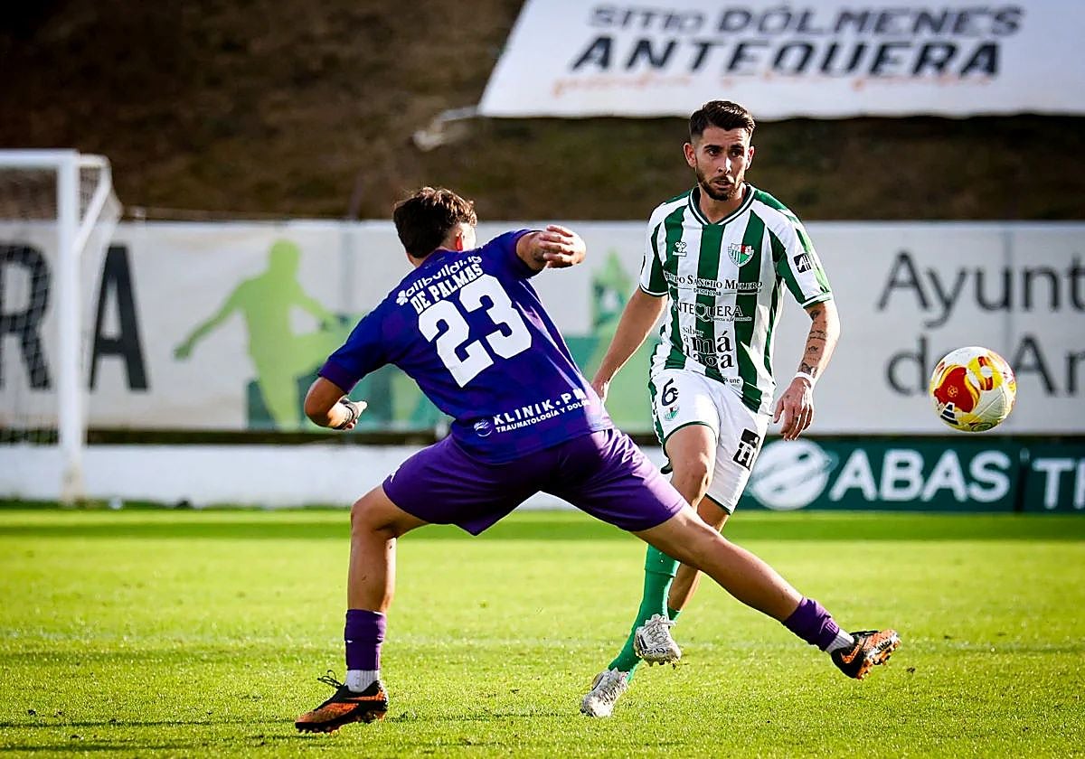 Antequera's David Ramos bypasses Hércules's De Palmas.