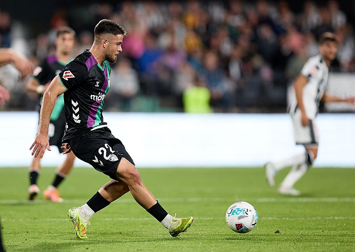 Imagen secundaria 1 - Stoppage-time heartbreak as Malaga CF are stunned by incredible late comeback