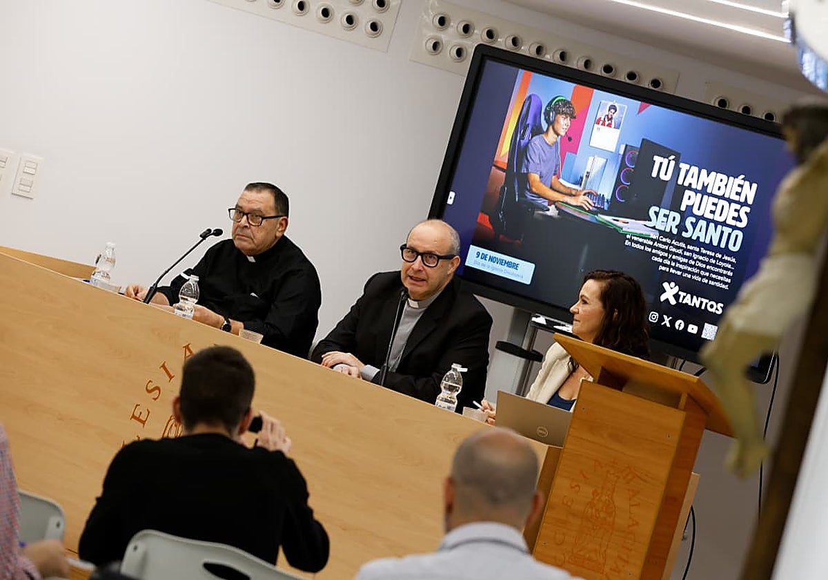 José Antonio Satué, in the centre, during the presentation of Día de la Iglesia Diocesana.
