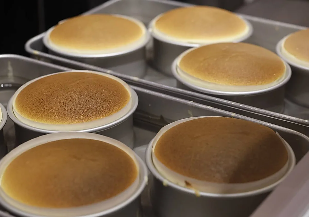 Imagen principal - The process followed at Mokomo when serving cakes.