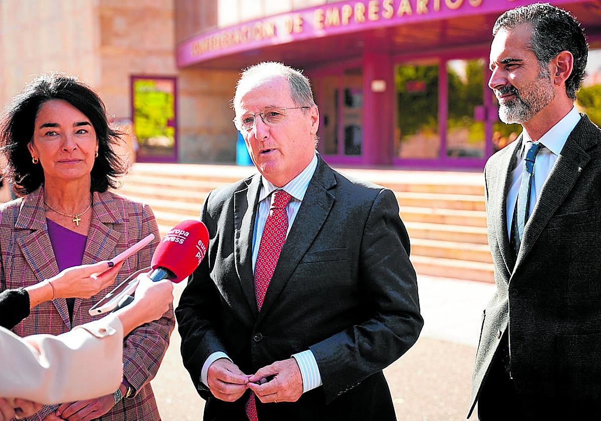 CEA representatives with regional minister of agriculture Ramón Fernández-Pacheco (on the right).