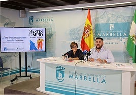 Councillor for the west district Alejandro González and commerce advisor Carmina Serrano presenting the campaign.