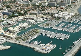 Aerial view of the Benalmádena marina and its surroundings.