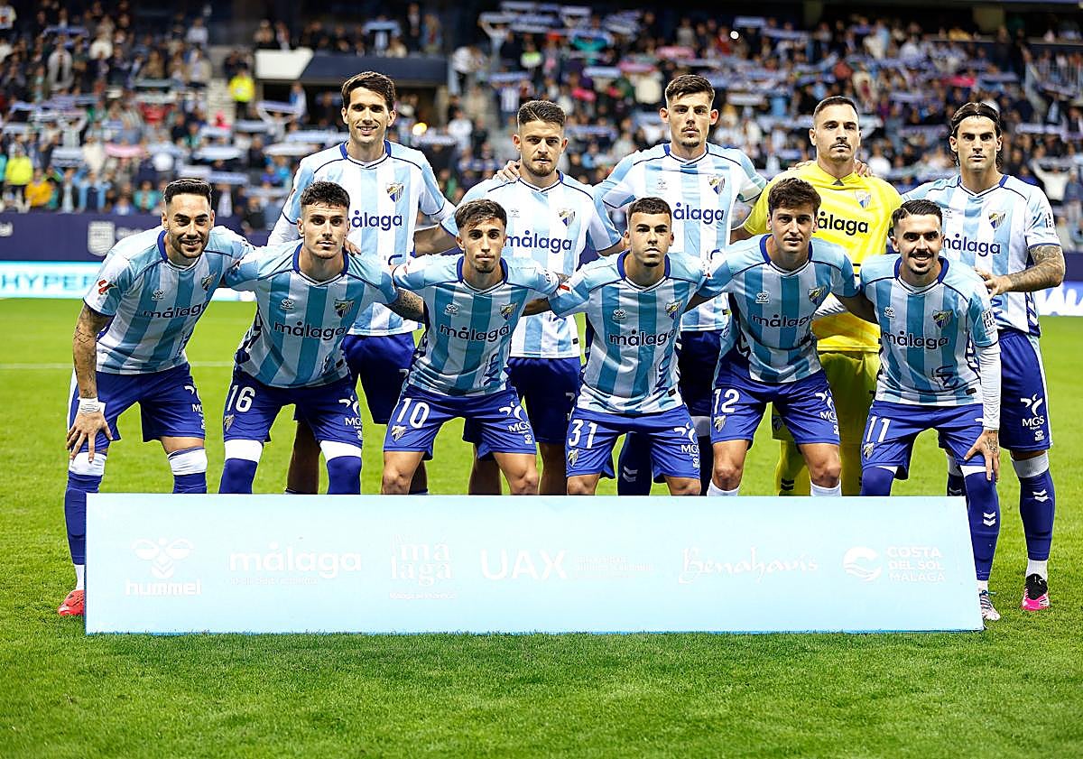 Imagen principal - Last-gasp equaliser sparks fan fury as Malaga CF throw away victory yet again