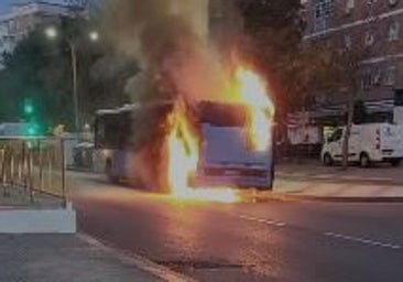 Flames engulf the EMT bus in Malaga city centre this Monday morning.