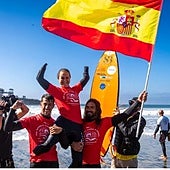 Almagro celebrates the victory with her coaches.