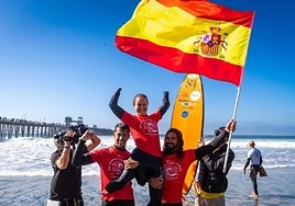 Almagro celebrates the victory with her coaches.