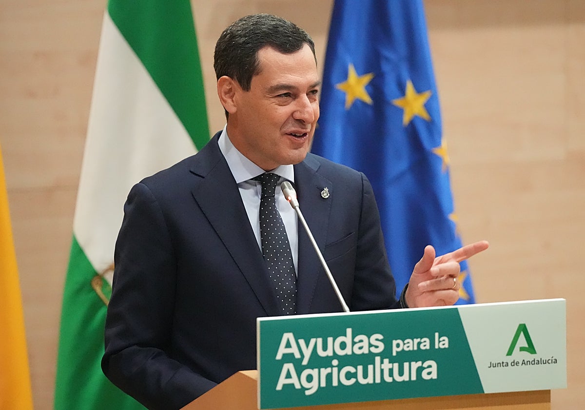 Junta president Juanma Moreno, addressing food growers and producers in Almeria.