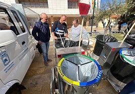 Mayor Ana Mula inspects the new cleaning equipment.