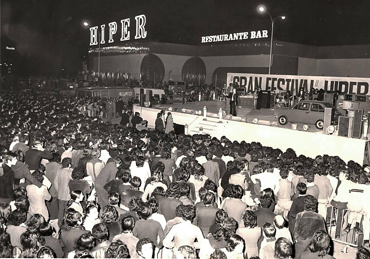 On the inauguration there was a five-day festival in the Hiper car park.