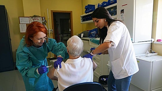 Junta starts vaccinating vulnerable population groups against flu and Covid without prior appointments in Andalucía