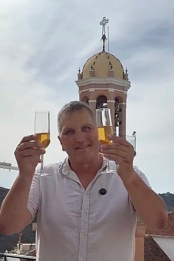 Councillor Maurice Jonker raises a glass to Cómpeta in the 45-second video.