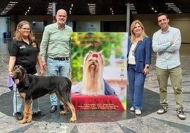 Councillors and organisers at the presentation of the dog show,