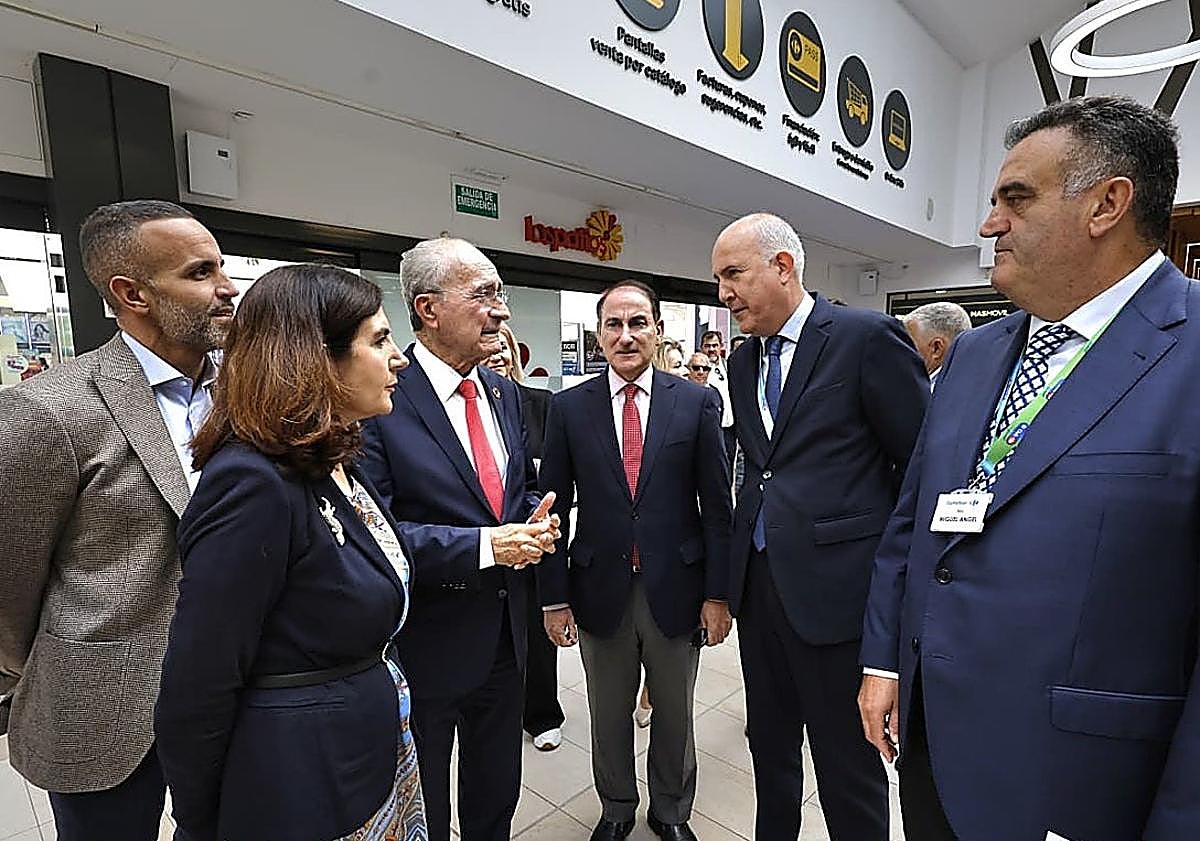 Imagen principal - Commemoration of the 50th anniversary of Carrefour Los Patios and two events from the 1975 opening ceremony: ribbon cutting with then-Minister Nemesio Fernández Cuest and a car raffle.