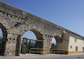 The arches of the aqueduct that still remain in Zapata form part of some of the houses.
