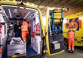 The Regional Minister Antonio Sanz with the professionals of the CES-061 in Malaga, during his visit on Sunday.