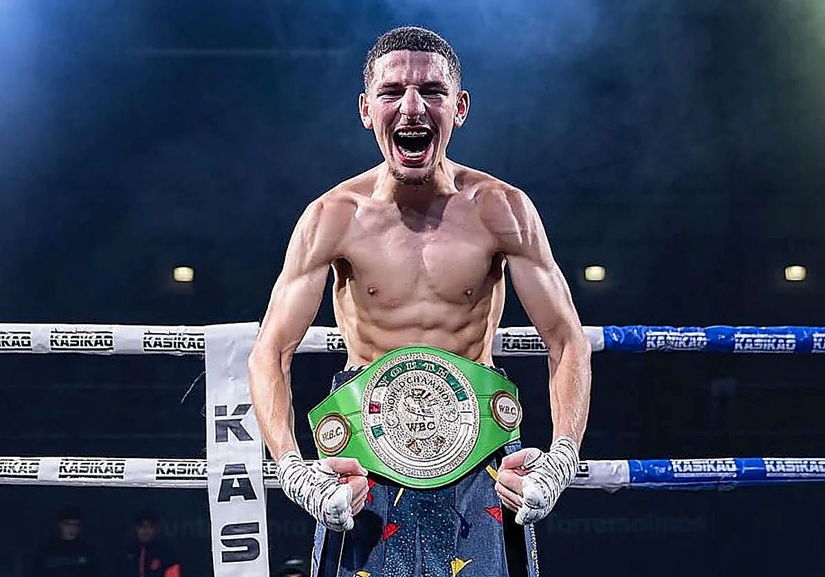 'Goat Mido' celebrates with the belt.