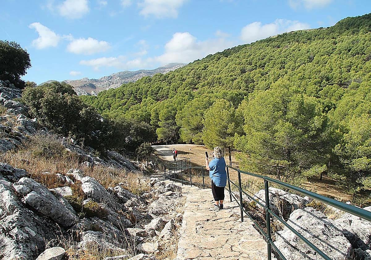 Imagen principal - In the first photo, there is a circular path that allows easy access to the viewpoint. The site was inaugurated on December 17, 1977 (photo 2). Access to the viewpoint is next to the road that connects Ronda and El Burgo (photo 3).