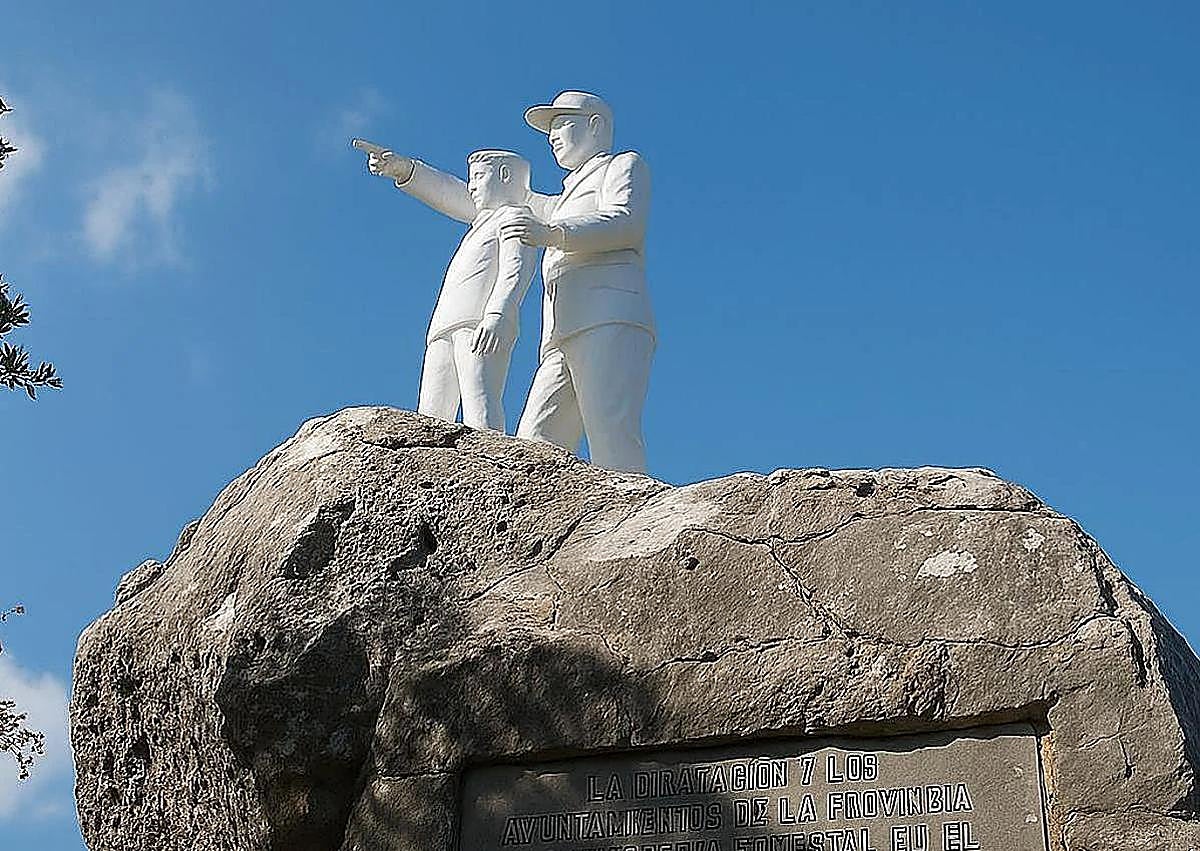 Imagen secundaria 1 - In the first photo, there is a circular path that allows easy access to the viewpoint. The site was inaugurated on December 17, 1977 (photo 2). Access to the viewpoint is next to the road that connects Ronda and El Burgo (photo 3).