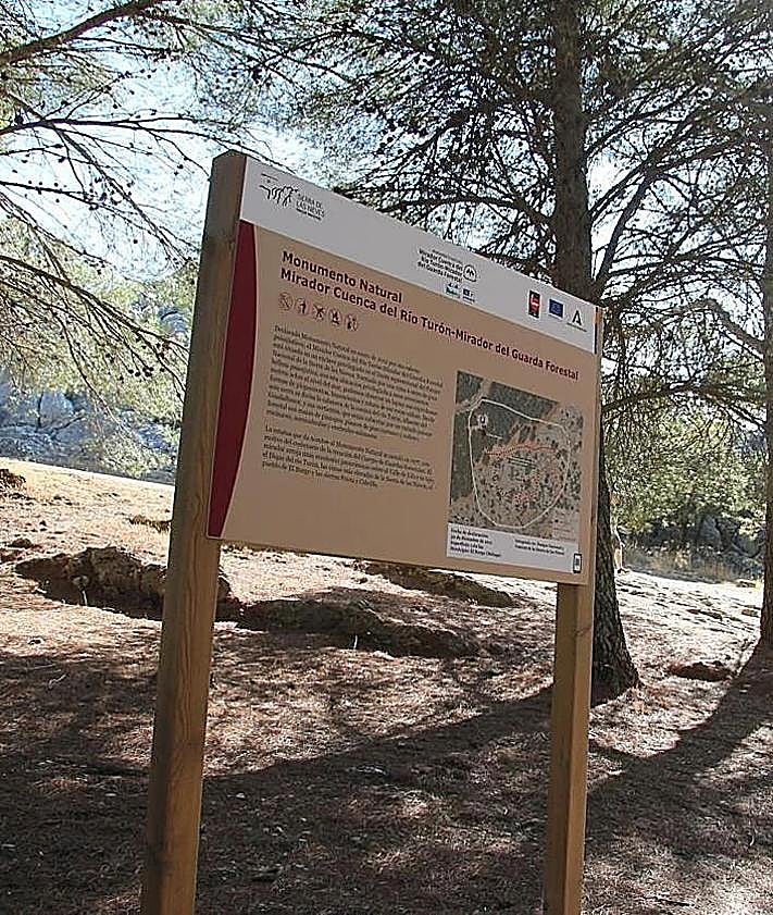Imagen secundaria 2 - In the first photo, there is a circular path that allows easy access to the viewpoint. The site was inaugurated on December 17, 1977 (photo 2). Access to the viewpoint is next to the road that connects Ronda and El Burgo (photo 3).