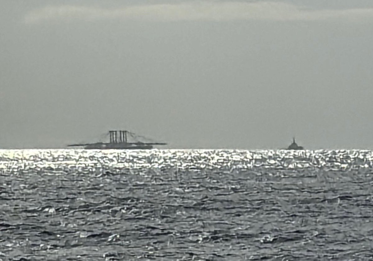 View from Estepona of the large barge carrying a piece of the new Nantes bridge.