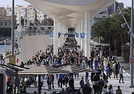 People strolling through Palmeral.