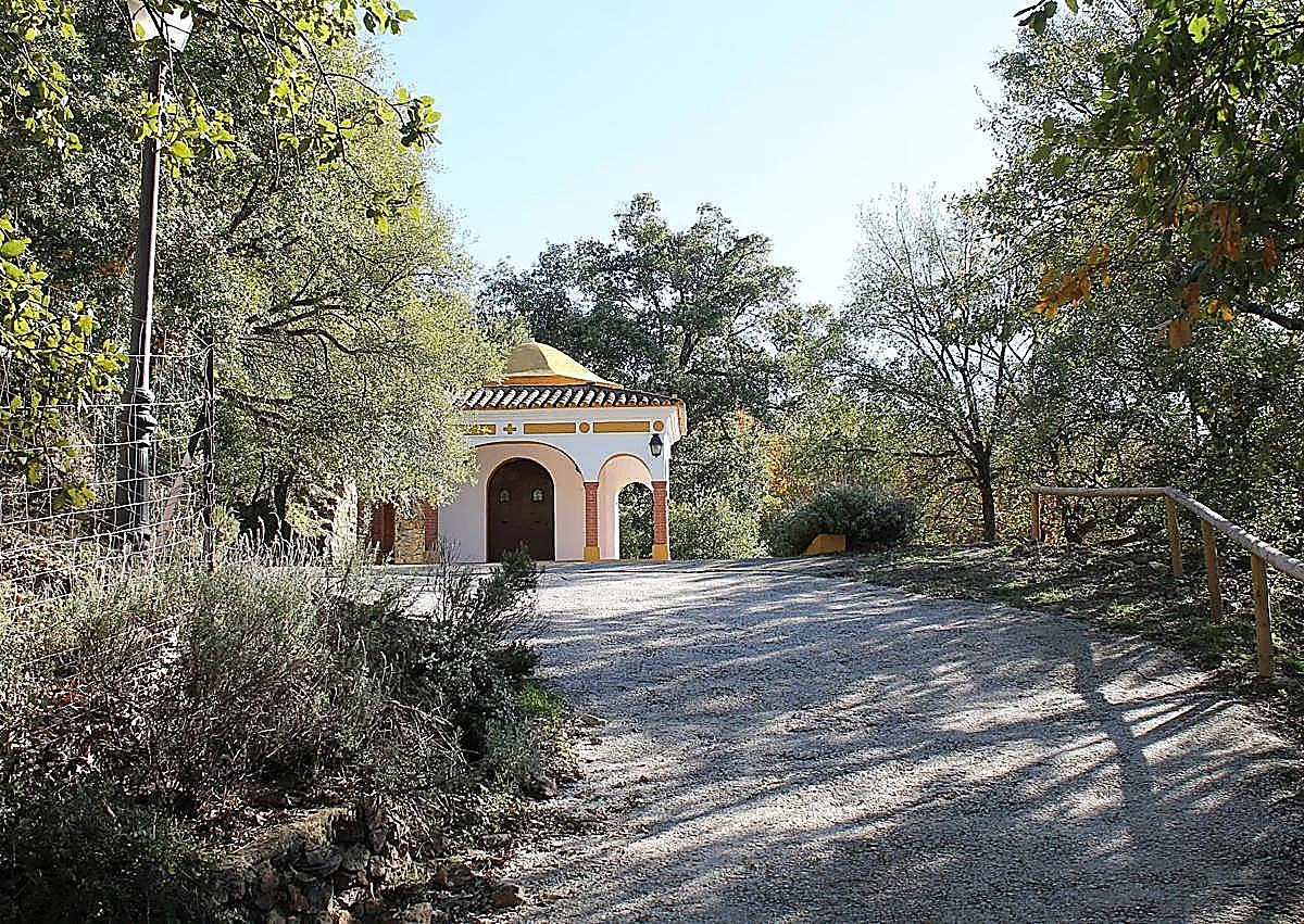 Imagen secundaria 1 - The chapel is only a few decades old, but it has a curious origin (Photo 1). The location of the chapel is particularly peaceful (Photo 2). Image of San Antonio de Padua, patron saint of Pujerra (Photo 3)