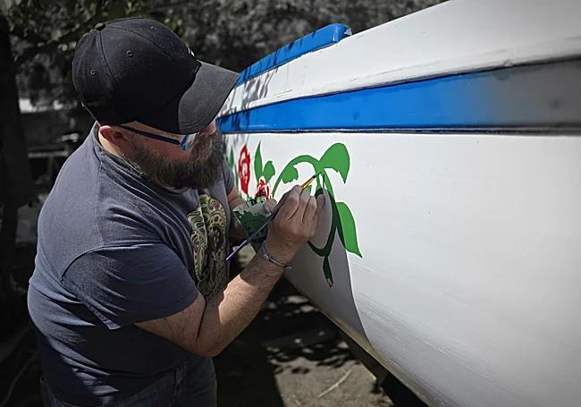 Toni Albaladejo adds the finishing touches.