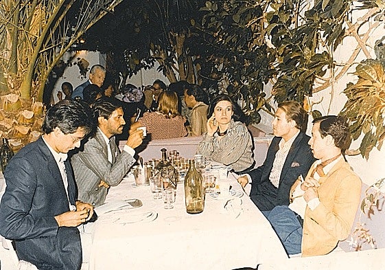 Diners in a patio of La Fonda.