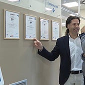 Enrique Sánchez (l) with the new certification.