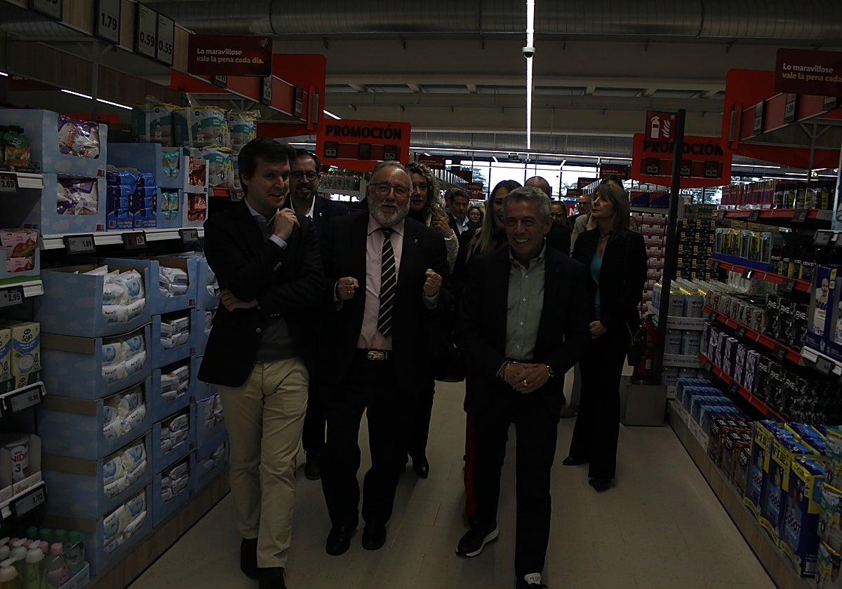 Lidl's director of operations in Andalucía, the mayor and the head of López Real Inversiones at the new supermarket.