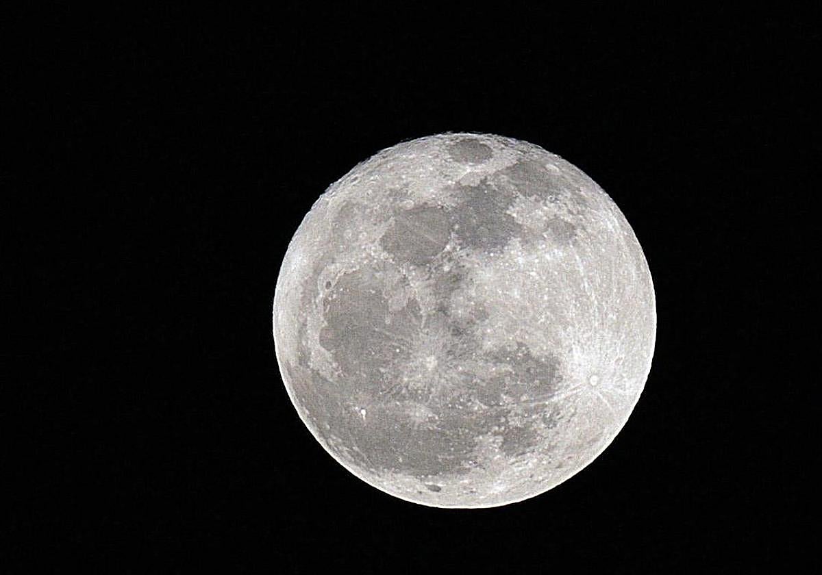 Spectacular supermoon to be seen for the last time until 2042