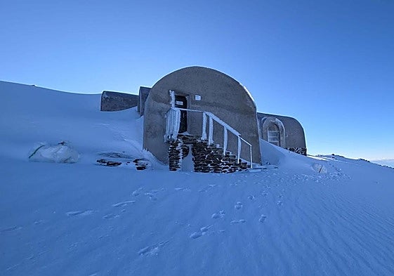 The Elorrieta refuge, after the last snowfalls.