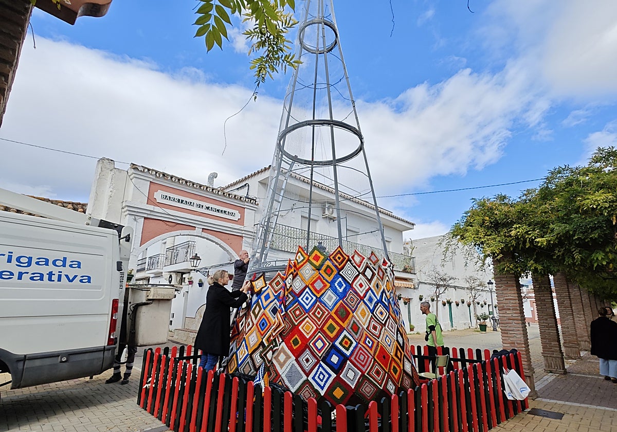 Assembly of the crochet Christmas tree in Cancelada.