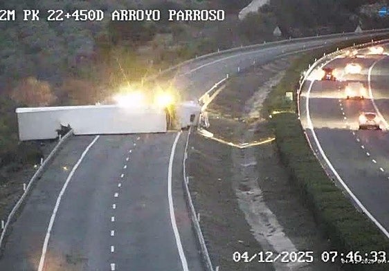 Image of the overturned lorry on the A-92M on Thursday.