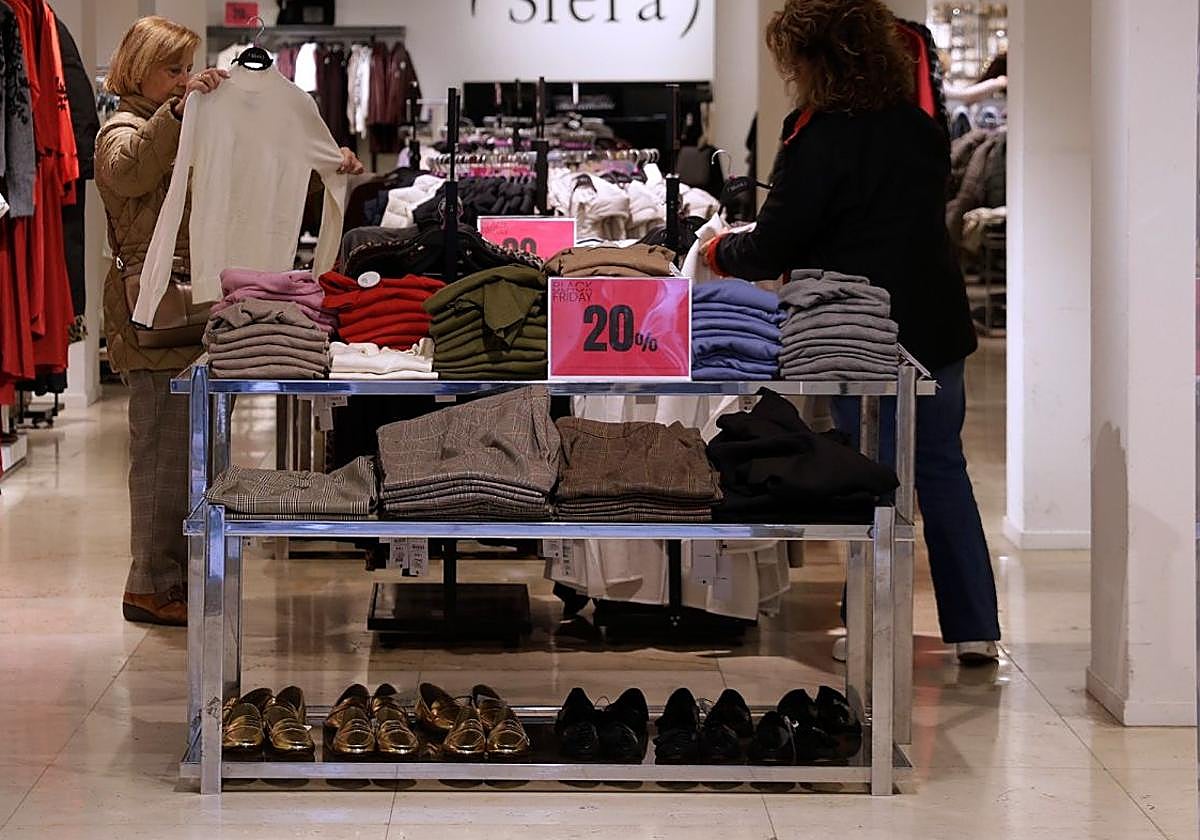 When will shops in Malaga province be open over the long weekend (6-8 December)?