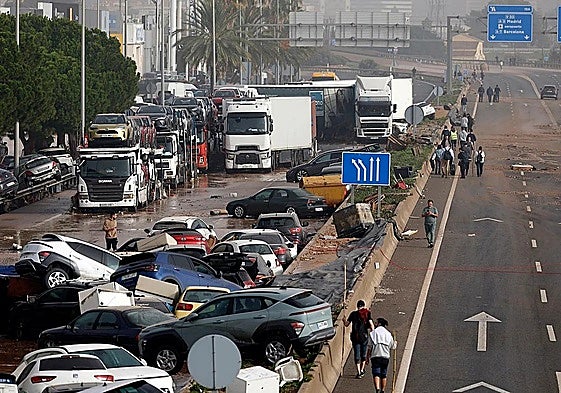 Mountains of dana wrecked cars piled up.
